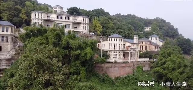重慶深山爛尾別墅群,西式建築主體完工,村民入住廢物再利用