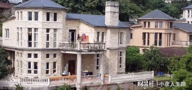 重慶深山爛尾別墅群,西式建築主體完工,村民入住廢物再利用
