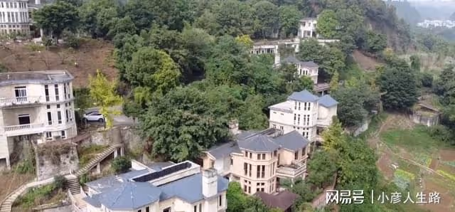 重慶深山爛尾別墅群,西式建築主體完工,村民入住廢物再利用
