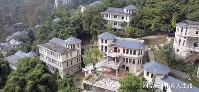重慶深山爛尾別墅群,西式建築主體完工,村民入住廢物再利用