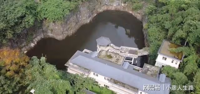 重慶深山爛尾別墅群,西式建築主體完工,村民入住廢物再利用