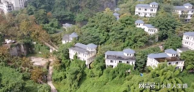 重慶深山爛尾別墅群,西式建築主體完工,村民入住廢物再利用