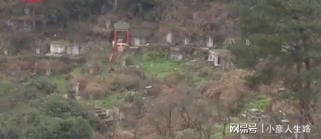 貴州城郊高層住宅,山景變成「墳景」,你說鬱悶不鬱悶
