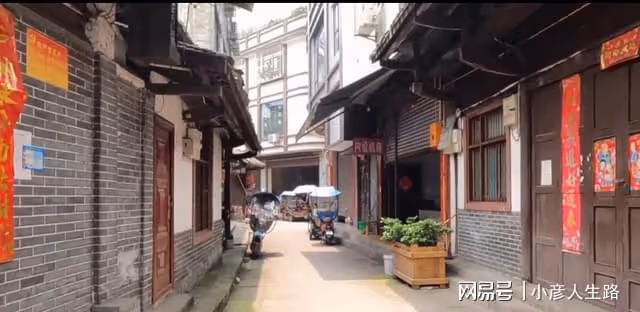 四川蒲江縣樸素的老街道,乾淨整潔很有韻味,大街小巷充滿煙火氣
