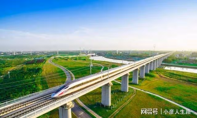 全程需7個多小時的動車,一路漆黑,沒信號,令許多遊客苦不堪言