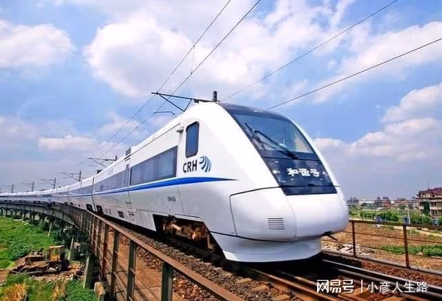 全程需7個多小時的動車,一路漆黑,沒信號,令許多遊客苦不堪言