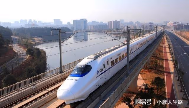 全程需7個多小時的動車,一路漆黑,沒信號,令許多遊客苦不堪言