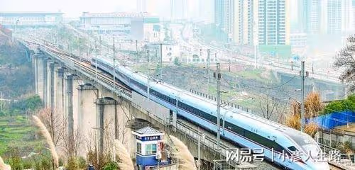 全程需7個多小時的動車,一路漆黑,沒信號,令許多遊客苦不堪言