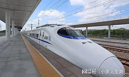 全程需7個多小時的動車,一路漆黑,沒信號,令許多遊客苦不堪言