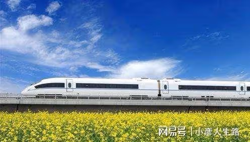 全程需7個多小時的動車,一路漆黑,沒信號,令許多遊客苦不堪言