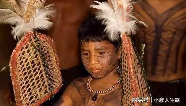 亞馬遜最難受的成年禮,要求被子彈蟻咬十分鐘不喊疼,通過就成年