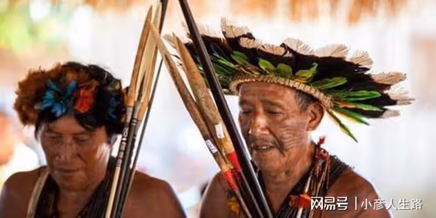 亞馬遜最難受的成年禮，要求被子彈蟻咬十分鐘不喊疼，通過就成年