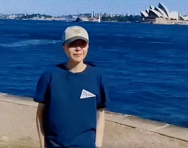 46歲劉威葳到澳洲過年!穿短褲逛海邊皮膚白到發光,住別墅太愜意