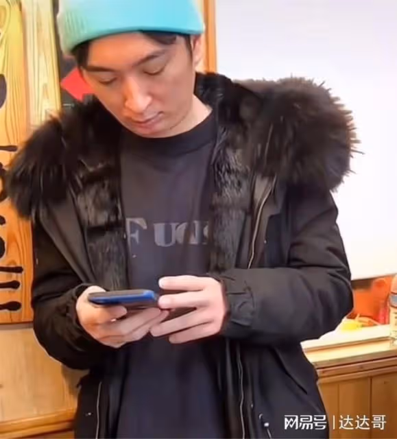 王思聰保釋後首現身「戴綠帽」排隊吃面！身旁罕見無美女陪伴