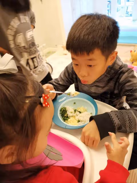 楊雲罕曬孕期照，為雙胞胎女兒慶生，楊陽洋承諾會保護妹妹有擔當
