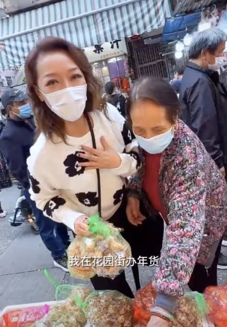 香港街上年味濃!53歲TVB女星路邊攤買年貨,攙扶拄拐母親太孝順