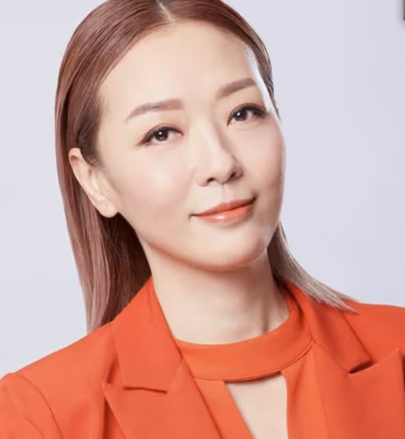 香港街上年味濃!53歲TVB女星路邊攤買年貨,攙扶拄拐母親太孝順
