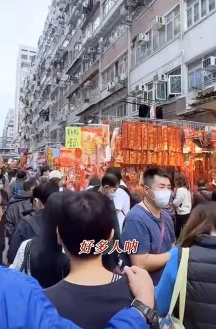 香港街上年味濃!53歲TVB女星路邊攤買年貨,攙扶拄拐母親太孝順