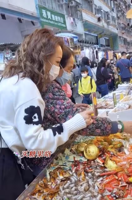香港街上年味濃!53歲TVB女星路邊攤買年貨,攙扶拄拐母親太孝順