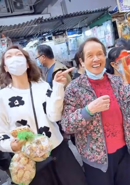 香港街上年味濃!53歲TVB女星路邊攤買年貨,攙扶拄拐母親太孝順