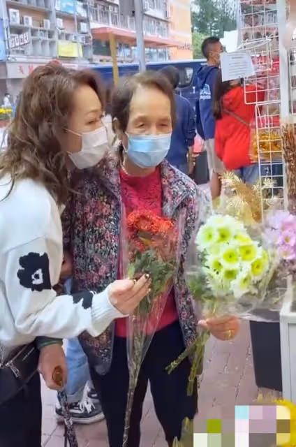 香港街上年味濃!53歲TVB女星路邊攤買年貨,攙扶拄拐母親太孝順