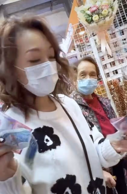 香港街上年味濃!53歲TVB女星路邊攤買年貨,攙扶拄拐母親太孝順