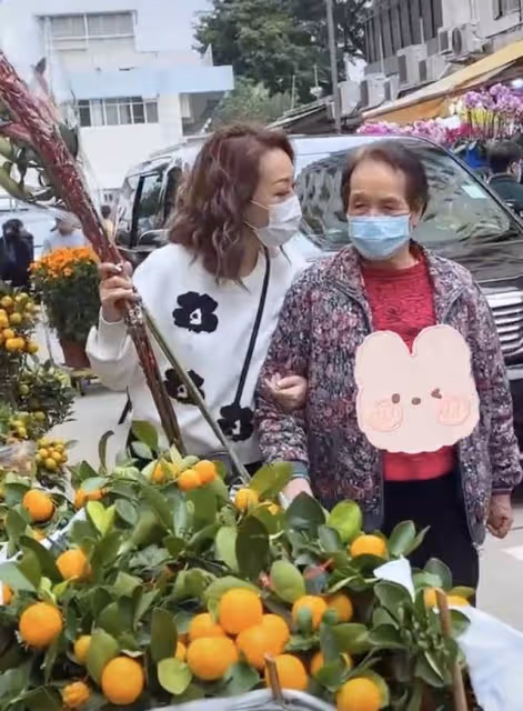 香港街上年味濃!53歲TVB女星路邊攤買年貨,攙扶拄拐母親太孝順