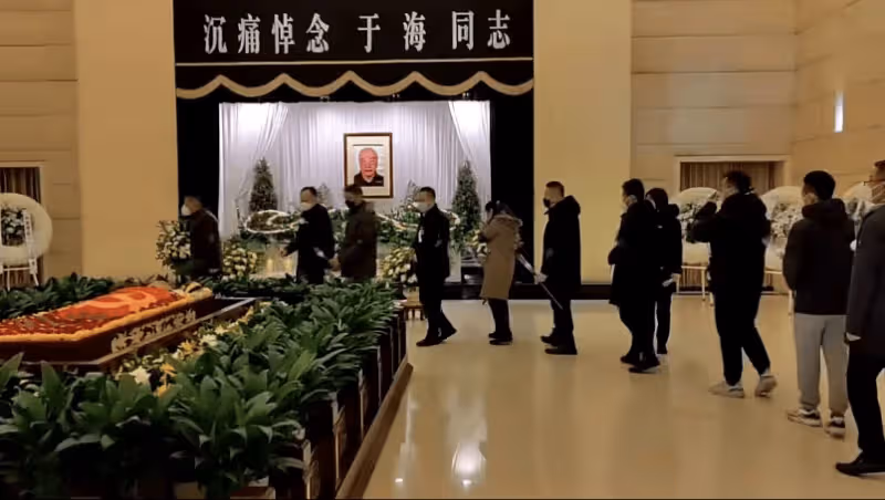 于海骨灰安葬山東，遺體覆蓋黨旗，孝子于濤將墓碑擦得一塵不染