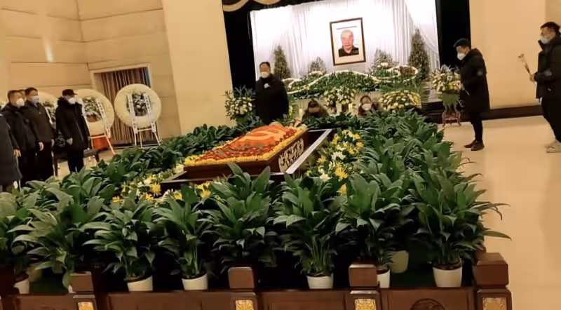 于海骨灰安葬山東，遺體覆蓋黨旗，孝子于濤將墓碑擦得一塵不染