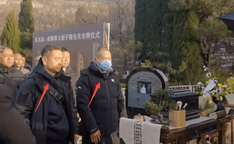 于海骨灰安葬山東，遺體覆蓋黨旗，孝子于濤將墓碑擦得一塵不染
