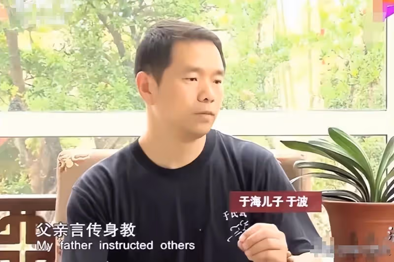 于海骨灰安葬山東，遺體覆蓋黨旗，孝子于濤將墓碑擦得一塵不染