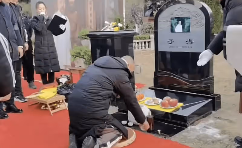 于海骨灰安葬山東，遺體覆蓋黨旗，孝子于濤將墓碑擦得一塵不染