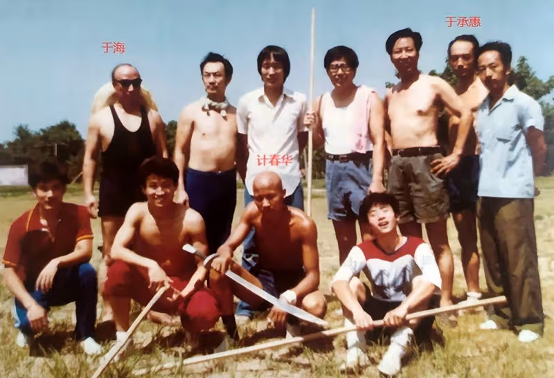于海骨灰安葬山東，遺體覆蓋黨旗，孝子于濤將墓碑擦得一塵不染