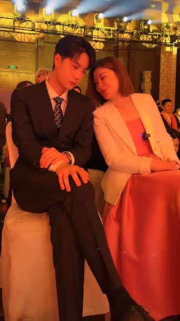 樂華娛樂港股上市，王一博做股東站C位敲鐘，為樂華貢獻六成收入