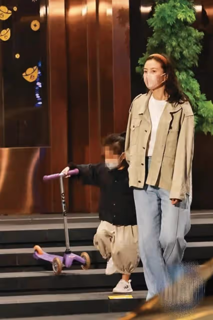 高圓圓趙又廷街頭熱吻，經紀人否認其懷二胎，女兒被贊最美星三代