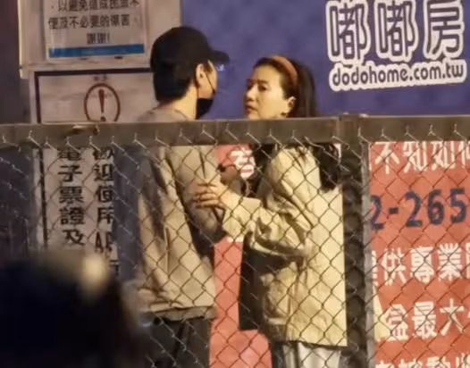 高圓圓趙又廷街頭熱吻，經紀人否認其懷二胎，女兒被贊最美星三代