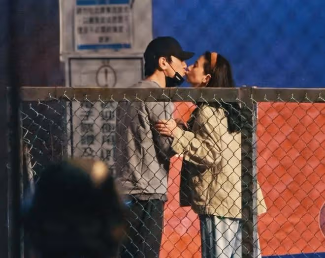 高圓圓趙又廷街頭熱吻，經紀人否認其懷二胎，女兒被贊最美星三代