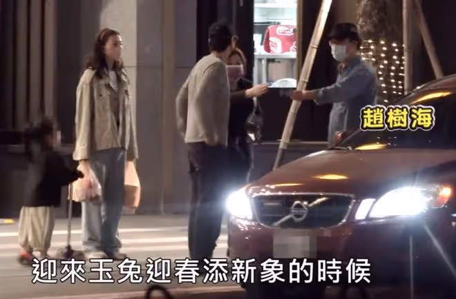 高圓圓趙又廷街頭熱吻，經紀人否認其懷二胎，女兒被贊最美星三代