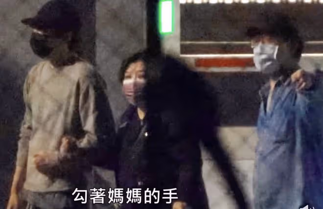 高圓圓趙又廷街頭熱吻，經紀人否認其懷二胎，女兒被贊最美星三代