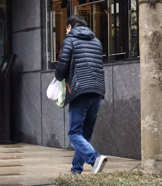高圓圓趙又廷街頭熱吻，經紀人否認其懷二胎，女兒被贊最美星三代