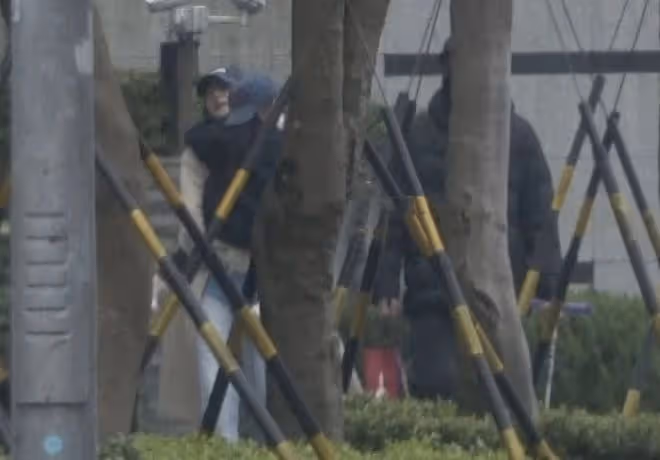 高圓圓趙又廷街頭熱吻，經紀人否認其懷二胎，女兒被贊最美星三代