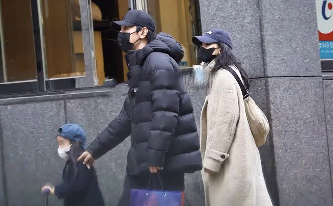 高圓圓趙又廷街頭熱吻，經紀人否認其懷二胎，女兒被贊最美星三代