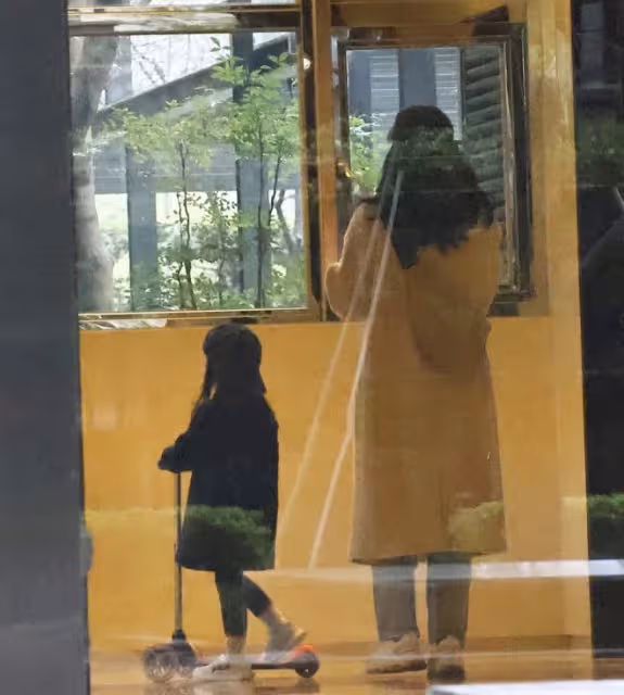 高圓圓趙又廷街頭熱吻，經紀人否認其懷二胎，女兒被贊最美星三代