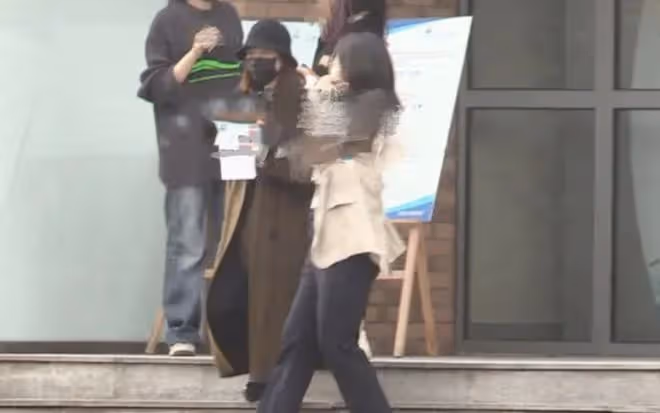 高圓圓趙又廷街頭熱吻，經紀人否認其懷二胎，女兒被贊最美星三代