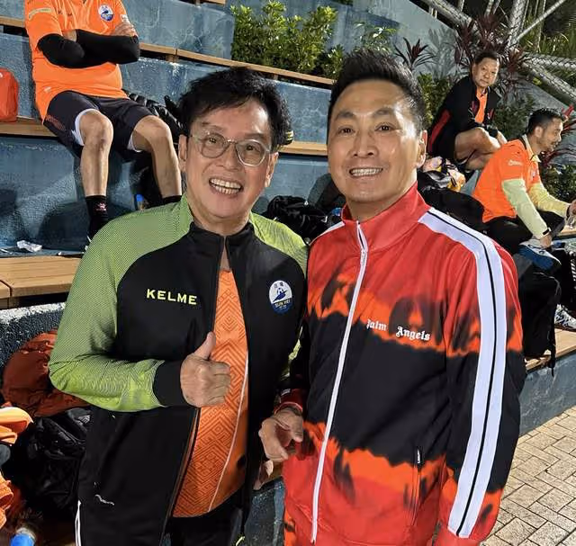 何家勁與譚詠麟聚會！退圈後內地開工廠身價上億，穿萬元衣好闊氣