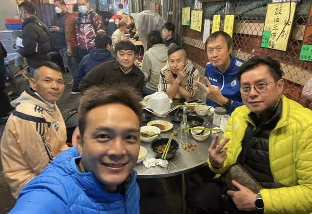 何家勁與譚詠麟聚會！退圈後內地開工廠身價上億，穿萬元衣好闊氣
