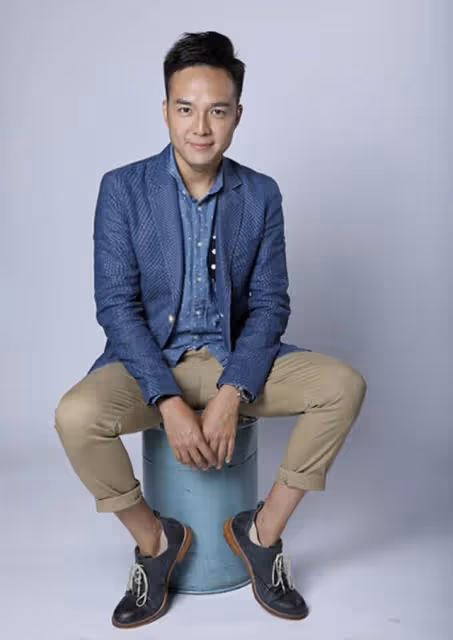 何家勁與譚詠麟聚會！退圈後內地開工廠身價上億，穿萬元衣好闊氣