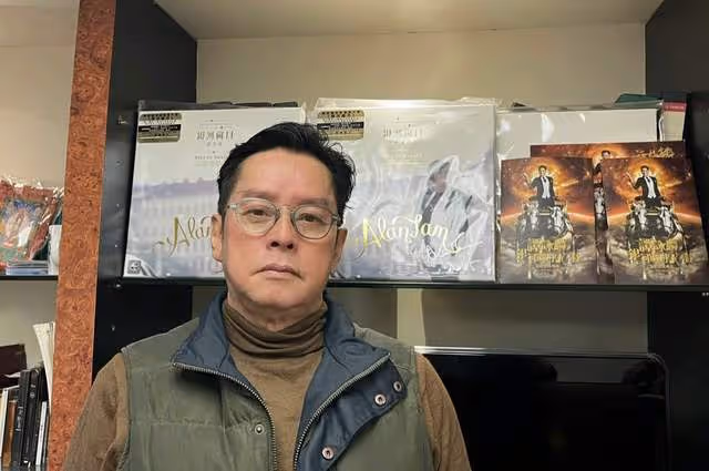 何家勁與譚詠麟聚會！退圈後內地開工廠身價上億，穿萬元衣好闊氣