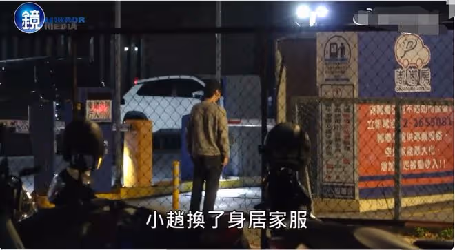 高圓圓趙又廷街頭熱吻，結婚8年還似熱戀，打扮樸素難掩好氣質