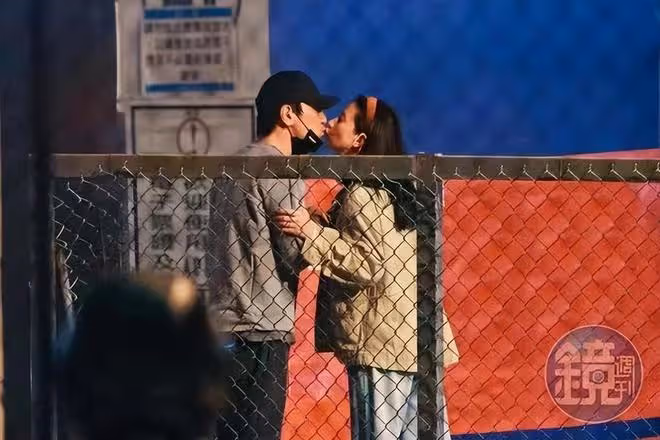 高圓圓趙又廷街頭熱吻，結婚8年還似熱戀，打扮樸素難掩好氣質